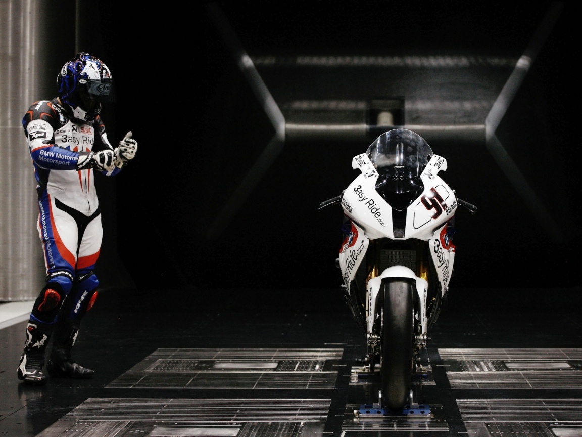 Мотоцикл на тестовом стенде обои