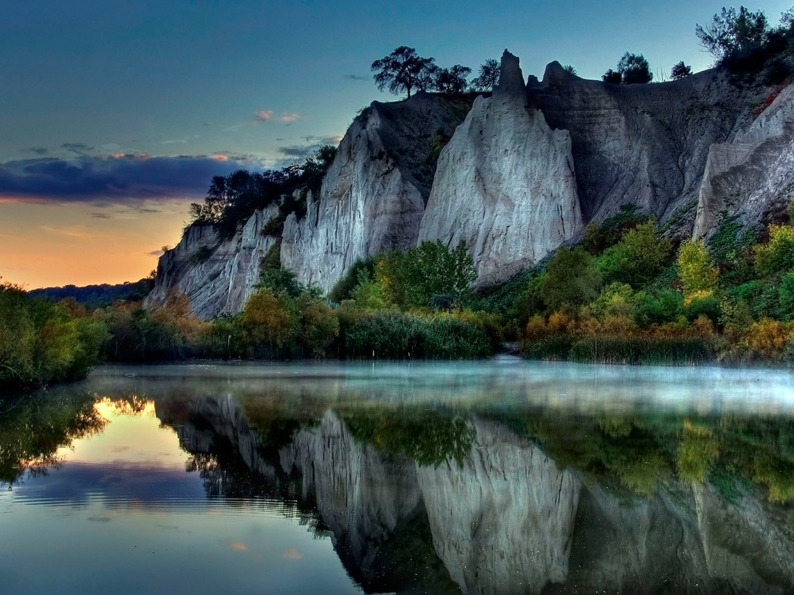 Скалы над озером обои