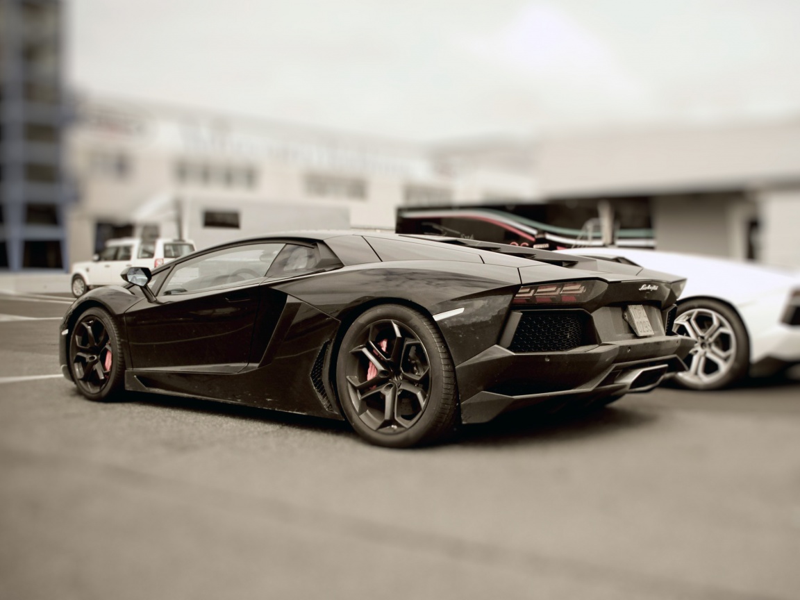 Ламборджини ревентон на парковке обои