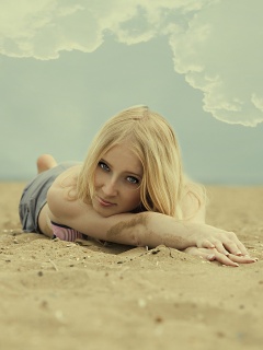 Девушка на пляже обои