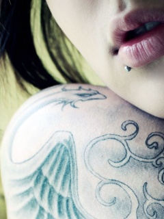 Плечо с татуировкой обои