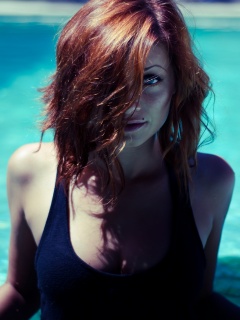 Девушка рядом с бассейном обои