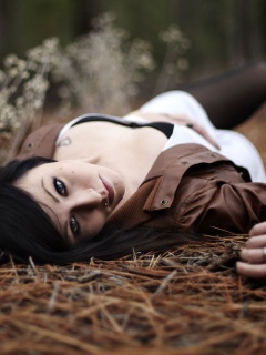 Лежащая на траве обои