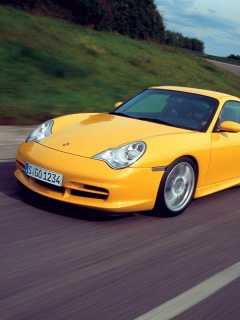 Желтый порш на повороте обои