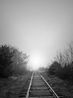 Железная дорога уходит в туман обои