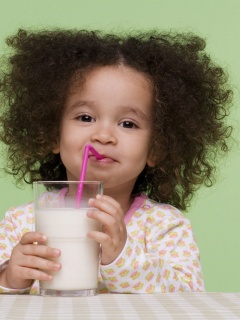 Девочка пьет молоко обои