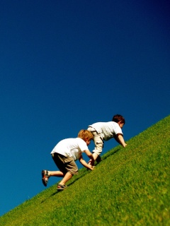 Дети взбираются в гору обои