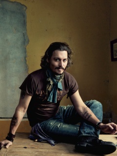 Джонни Депп на столе обои