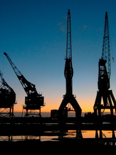 Силуэты портовых кранов обои