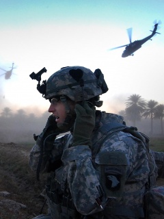 СОлдат во время боевых действий обои