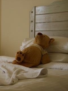 Медвежонок в постели обои