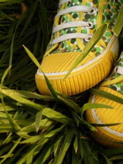 Желтые кеды в горошек обои