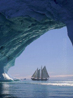 Парусник под ледяной аркой обои