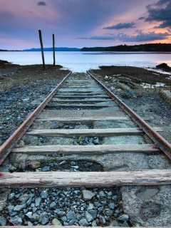 Рельсы обрывающиеся в воду обои