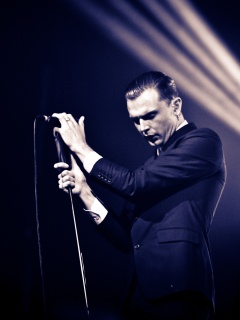 Тео Хатчкрафт на сцене обои