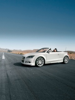 Кабриолет Ауди на пустынной дорге обои