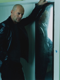 Брюс Уиллис у зеркала обои