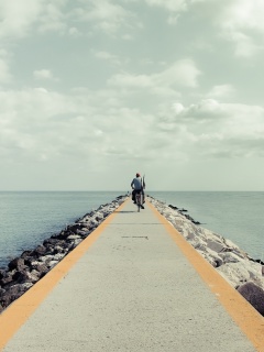 Велосепидист на волнорезе обои