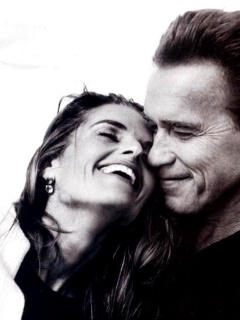 Арнольд Шварцнегер с девушкой обои