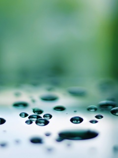 Темные капли на зеркальнйо поверхности обои