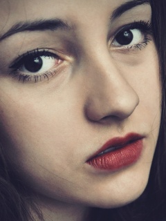 Брюнетка с ярким макияжем и печальным лицом обои