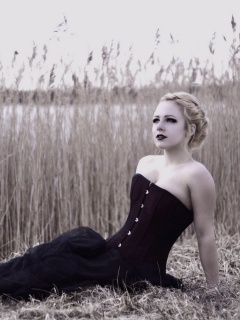 Девушка на траве в черном корсете обои