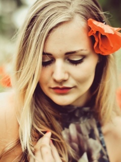 Блондинка в маках обои