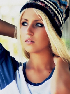 Блондинка в вязанной шапке обои