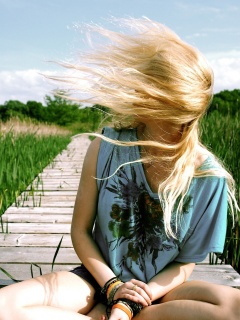 Девушка и ветер обои