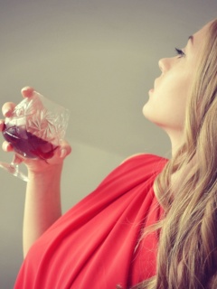 Девушка с бокалом обои