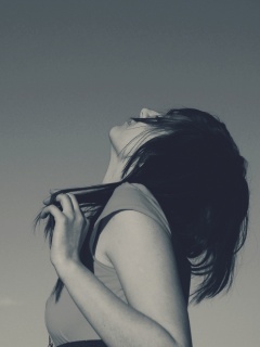 Взгляд брюнетки в небо обои