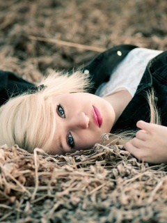 Блондинка лежащая на траве обои