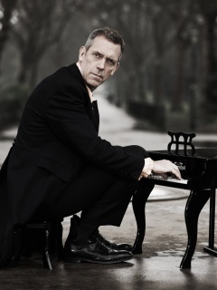 Хью Лори за маленьким роялем обои