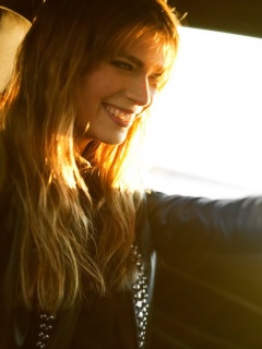 Девушка за рулем автомобиля обои