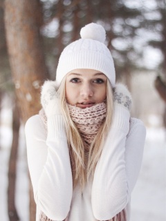 Девушка в белом в снежном лесу обои