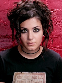 Подросток на фоне розовой кирпичной стены обои