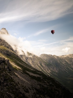Воздушный шар в горах обои