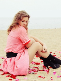 Девушка среди лепестков на пляже обои