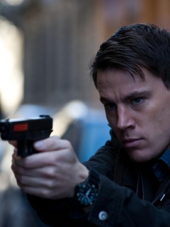 Ченнинг Татум с пистолетом обои