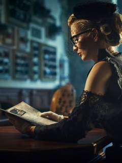 Витажная девушка в кафе обои