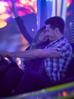 Счастливая пара на аттракционах обои