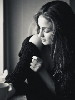 Обнаженное плечо и чашка кофе обои