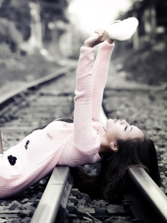 Модель на железнодорожных путях обои