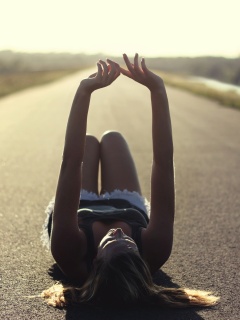 Девушка на асфальте обои