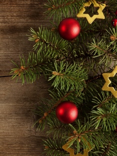 Новогодние игрушки на еловой ветке обои