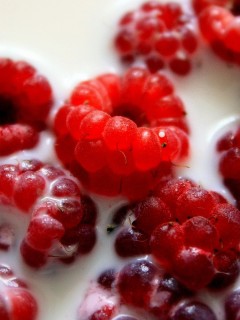 Малина в молоке обои