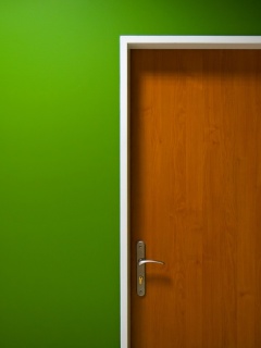 Дверь в стене обои