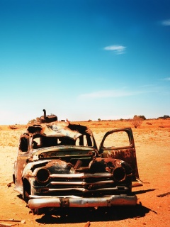 Брошенная в пустыне машина обои