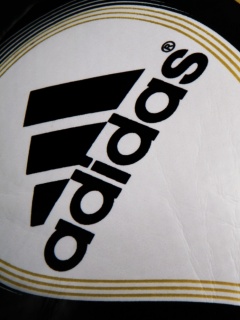 Мяч с логотипом Adidas обои