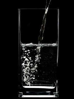 Вода в стакане обои